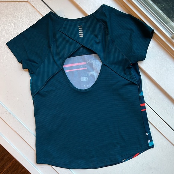 Under Armour • HeatGear Active Geometric Top • Women's size Small S - Picture 3 of 12